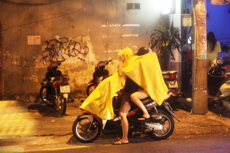 Cơn mưa 'vàng' giải nhiệt cho người dân Sài Gòn ảnh 1 Cơn mưa 'vàng' giải nhiệt cho người dân Sài Gòn ảnh 1